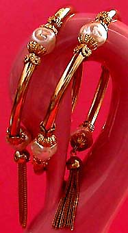 a beautiful vintage costume jewelry bracelet unsigned