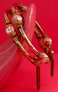 a beautiful vintage costume jewelry bracelet unsigned