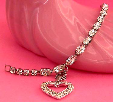 a beautiful vintage costume jewelry bracelet unsigned