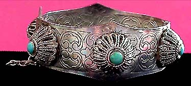 a beautiful vintage costume jewelry bracelet unsigned