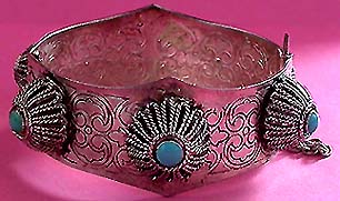 a beautiful vintage costume jewelry bracelet unsigned