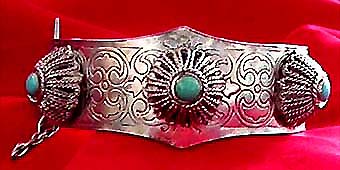 a beautiful vintage costume jewelry bracelet unsigned