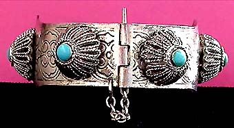 a beautiful vintage costume jewelry bracelet unsigned