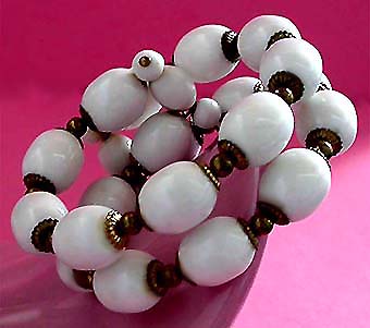 a beautiful vintage costume jewelry bracelet unsigned