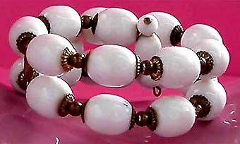 a beautiful vintage costume jewelry bracelet unsigned