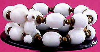 a beautiful vintage costume jewelry bracelet unsigned