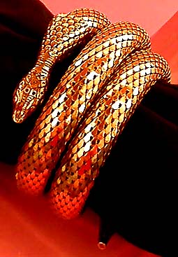 a beautiful vintage costume jewelry bracelet unsigned