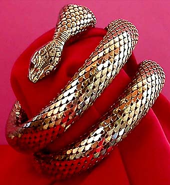 a beautiful vintage costume jewelry bracelet unsigned