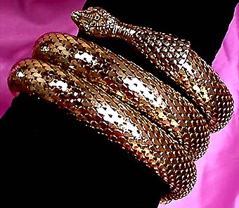 a beautiful vintage costume jewelry bracelet unsigned