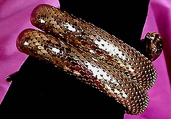 a beautiful vintage costume jewelry bracelet unsigned