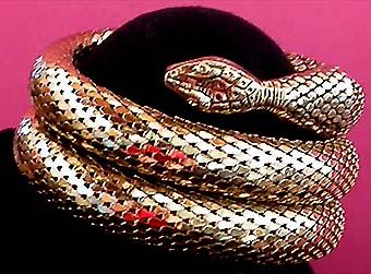 a beautiful vintage costume jewelry bracelet unsigned