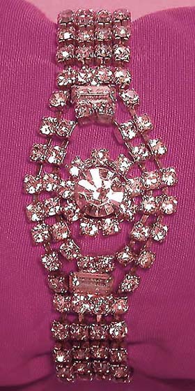 a beautiful vintage costume jewelry bracelet unsigned