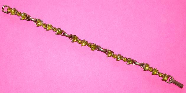 a beautiful vintage costume jewelry bracelet unsigned