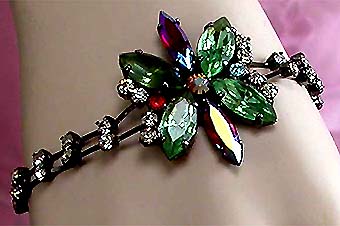 a beautiful vintage costume jewelry bracelet unsigned