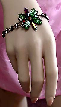 a beautiful vintage costume jewelry bracelet unsigned