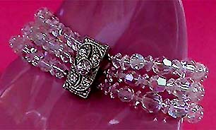 a beautiful vintage costume jewelry bracelet unsigned