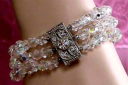 a beautiful vintage costume jewelry bracelet unsigned