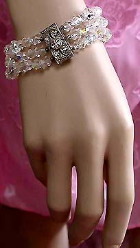 a beautiful vintage costume jewelry bracelet unsigned