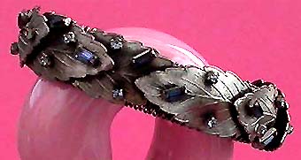 a beautiful vintage costume jewelry bracelet unsigned