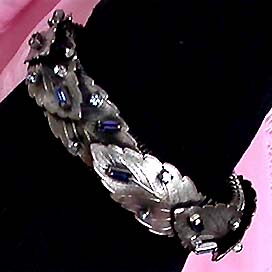 a beautiful vintage costume jewelry bracelet unsigned
