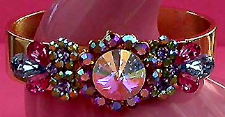 a beautiful vintage costume jewelry bracelet unsigned