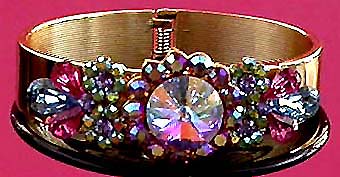a beautiful vintage costume jewelry bracelet unsigned