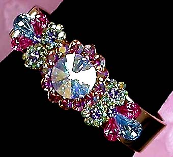 a beautiful vintage costume jewelry bracelet unsigned