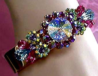 a beautiful vintage costume jewelry bracelet unsigned