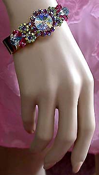 a beautiful vintage costume jewelry bracelet unsigned