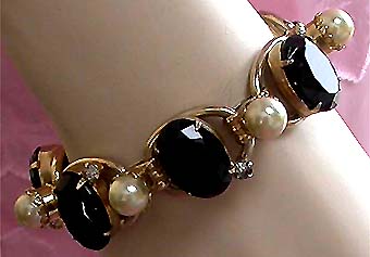 a beautiful vintage costume jewelry bracelet unsigned