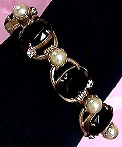 a beautiful vintage costume jewelry bracelet unsigned
