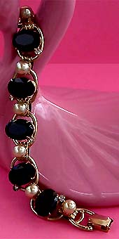 a beautiful vintage costume jewelry bracelet unsigned