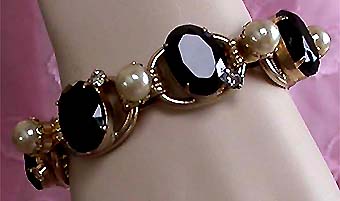 a beautiful vintage costume jewelry bracelet unsigned