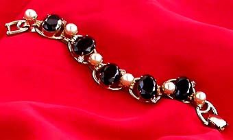 a beautiful vintage costume jewelry bracelet unsigned