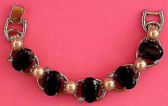 a beautiful vintage costume jewelry bracelet unsigned