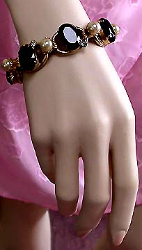 a beautiful vintage costume jewelry bracelet unsigned