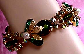 a beautiful vintage costume jewelry bracelet unsigned