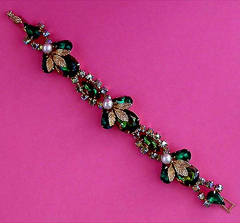 a beautiful vintage costume jewelry bracelet unsigned