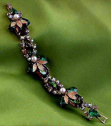 a beautiful vintage costume jewelry bracelet unsigned