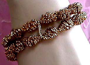a beautiful vintage costume jewelry bracelet unsigned