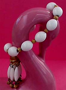 a beautiful vintage costume jewelry bracelet unsigned