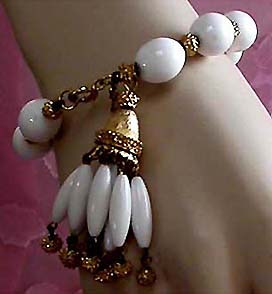 a beautiful vintage costume jewelry bracelet unsigned