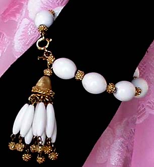 a beautiful vintage costume jewelry bracelet unsigned