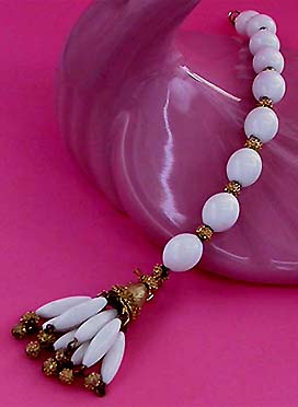 a beautiful vintage costume jewelry bracelet unsigned