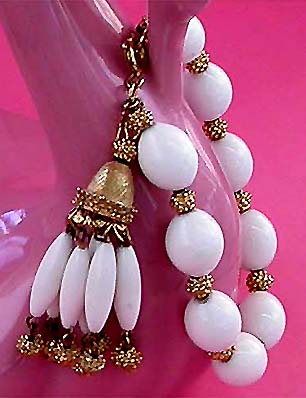 a beautiful vintage costume jewelry bracelet unsigned