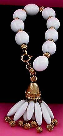 a beautiful vintage costume jewelry bracelet unsigned