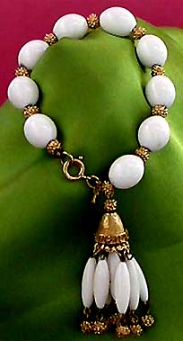 a beautiful vintage costume jewelry bracelet unsigned