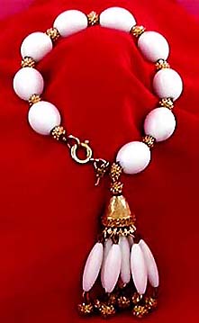 a beautiful vintage costume jewelry bracelet unsigned
