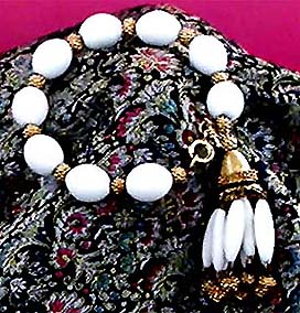 a beautiful vintage costume jewelry bracelet unsigned