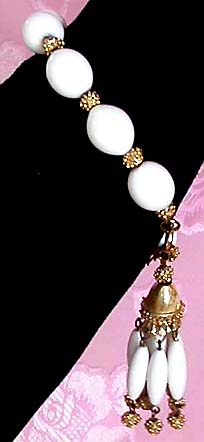 a beautiful vintage costume jewelry bracelet unsigned